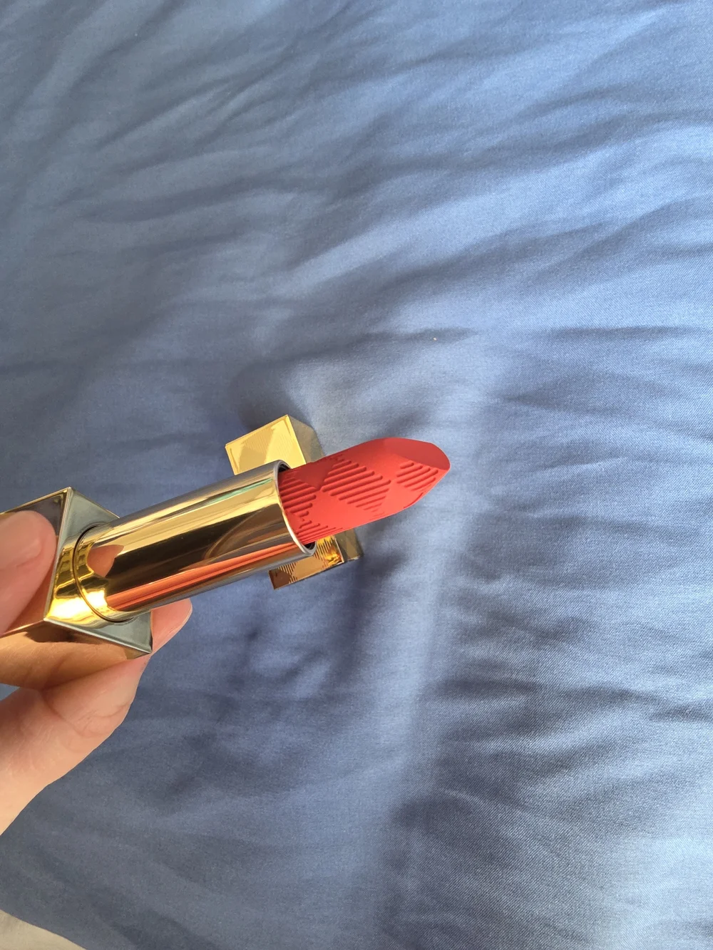 Burberry Kisses  - 106 Matte The Red New No Box